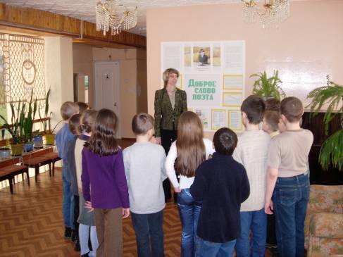 У стенда «Доброе слово поэта» начинаются экскурсии для всех впервые пришедших посетителей библиотеки — и взрослых, и детей.